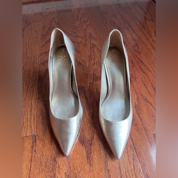 Brand New Vince Camuto Metallic Silver Pointed-Toe Pumps - Picture 2 of 6